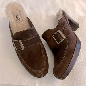 UGG AUSTRALIA BROWN SUEDE CLOGS.